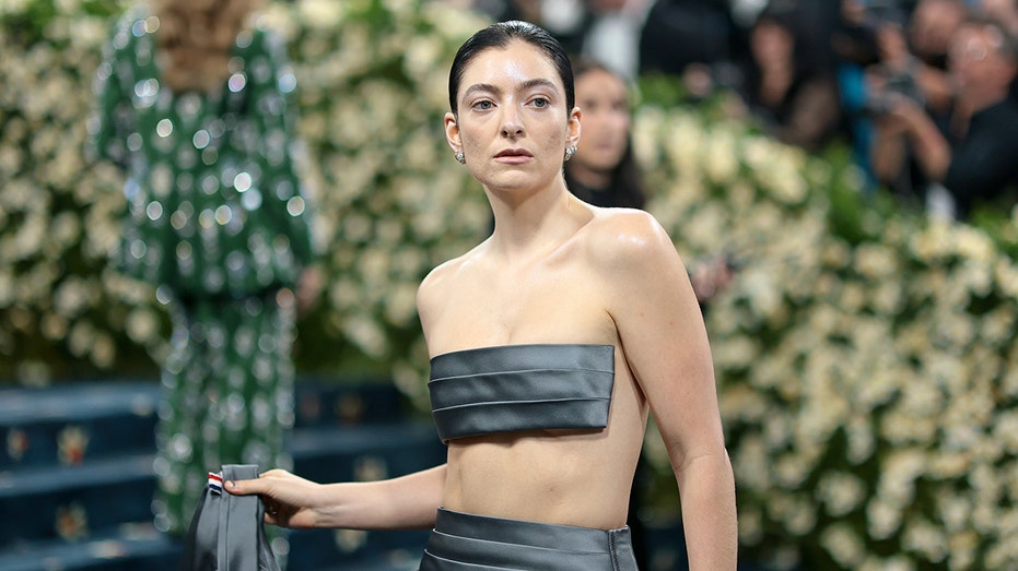 Lorde Expresses Fluidity in Gender Identity: Navigating Between Female and Male Perspectives